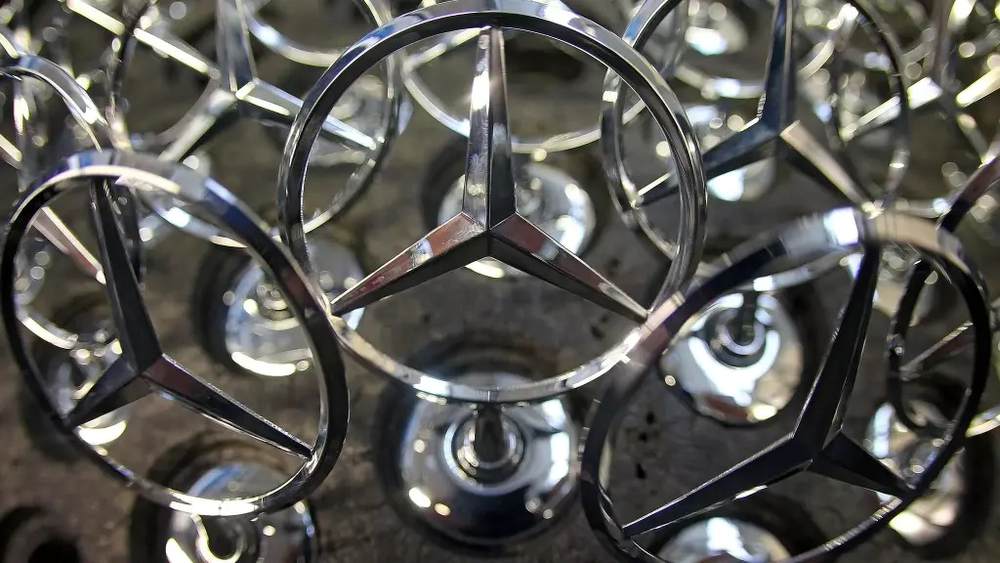 Концерн Мерседес-Бенц, при всем разнообразии выпускаемых автомобилей, мы знаем, прежде всего, по этому значку