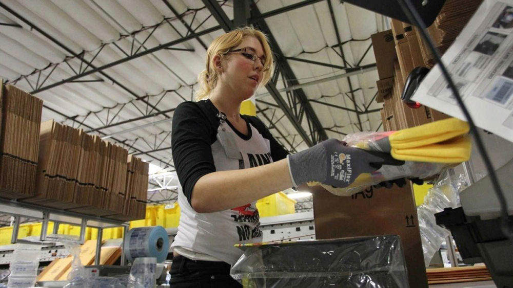 Рабочий на складе Amazon в Сан Бернардино, Калифорния