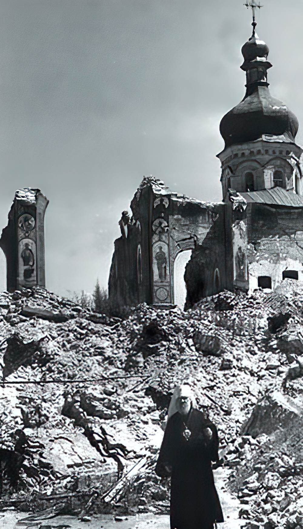 Патриарший экзарх митрополит Галицкий Иоанн у разрушенной немцами Киево-Печерской Лавры. Ноябрь 1943